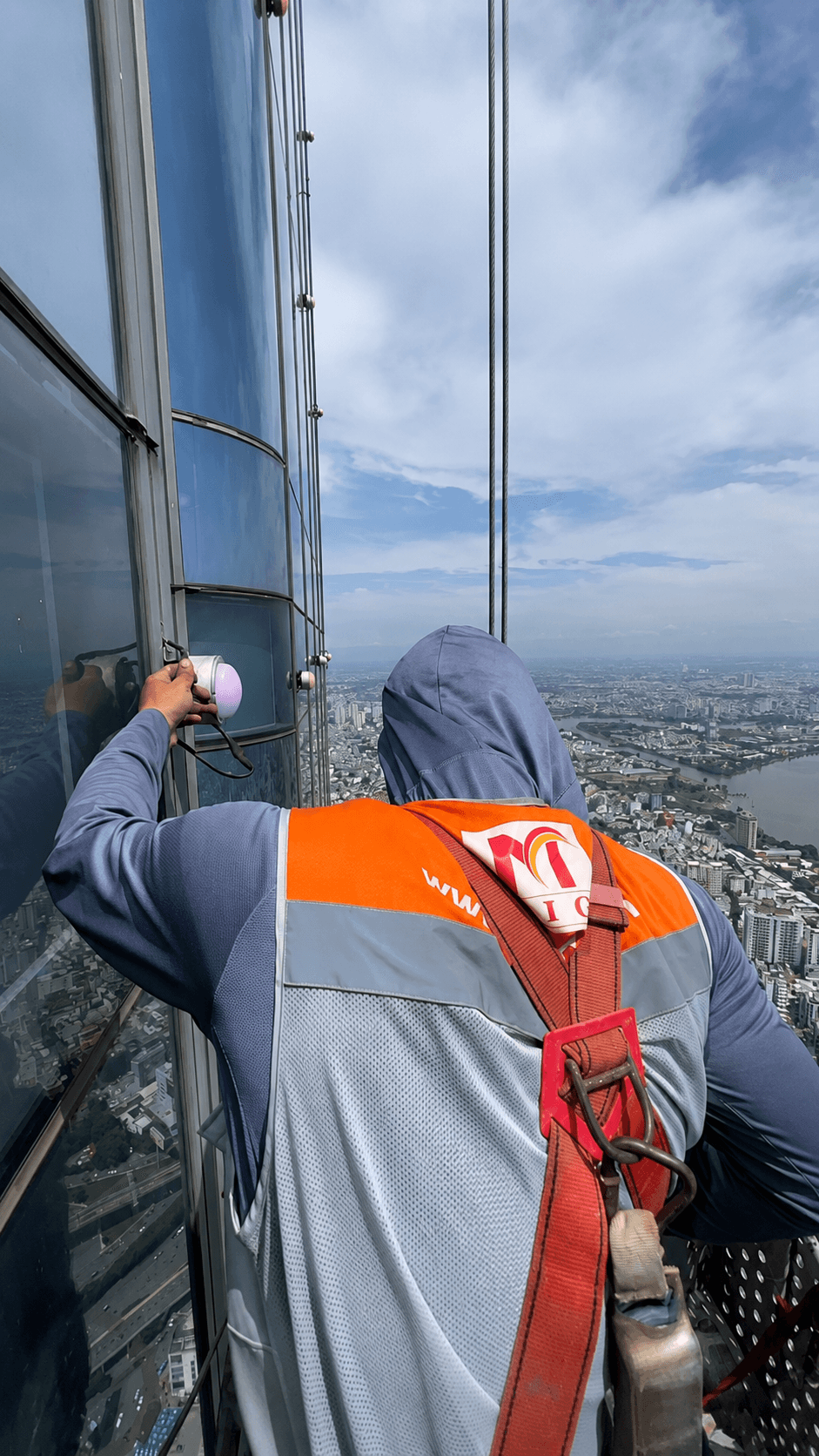 Landmark 81 về đêm — hệ thống LED hoạt động hoàn chỉnh