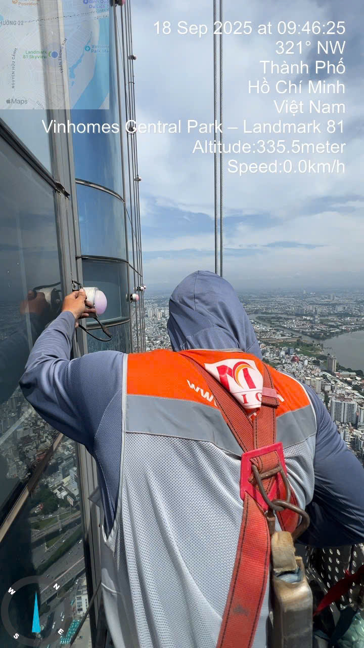 thi cong he thong chieu sang mat ngoai toa nha landmark 81